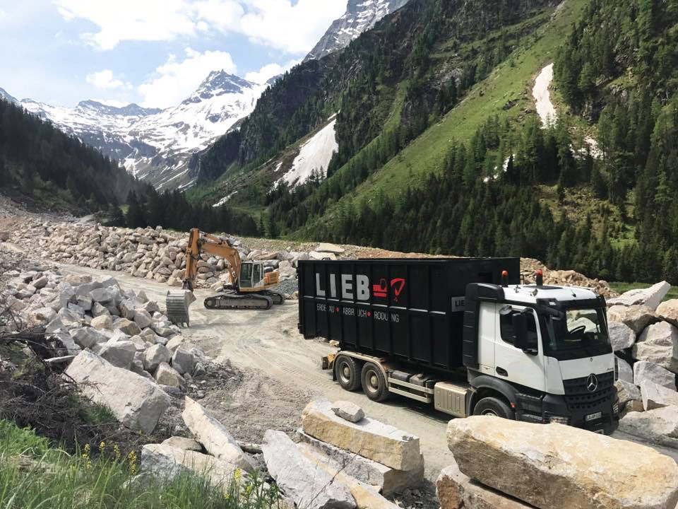 Bagger und LKW in den Bergen